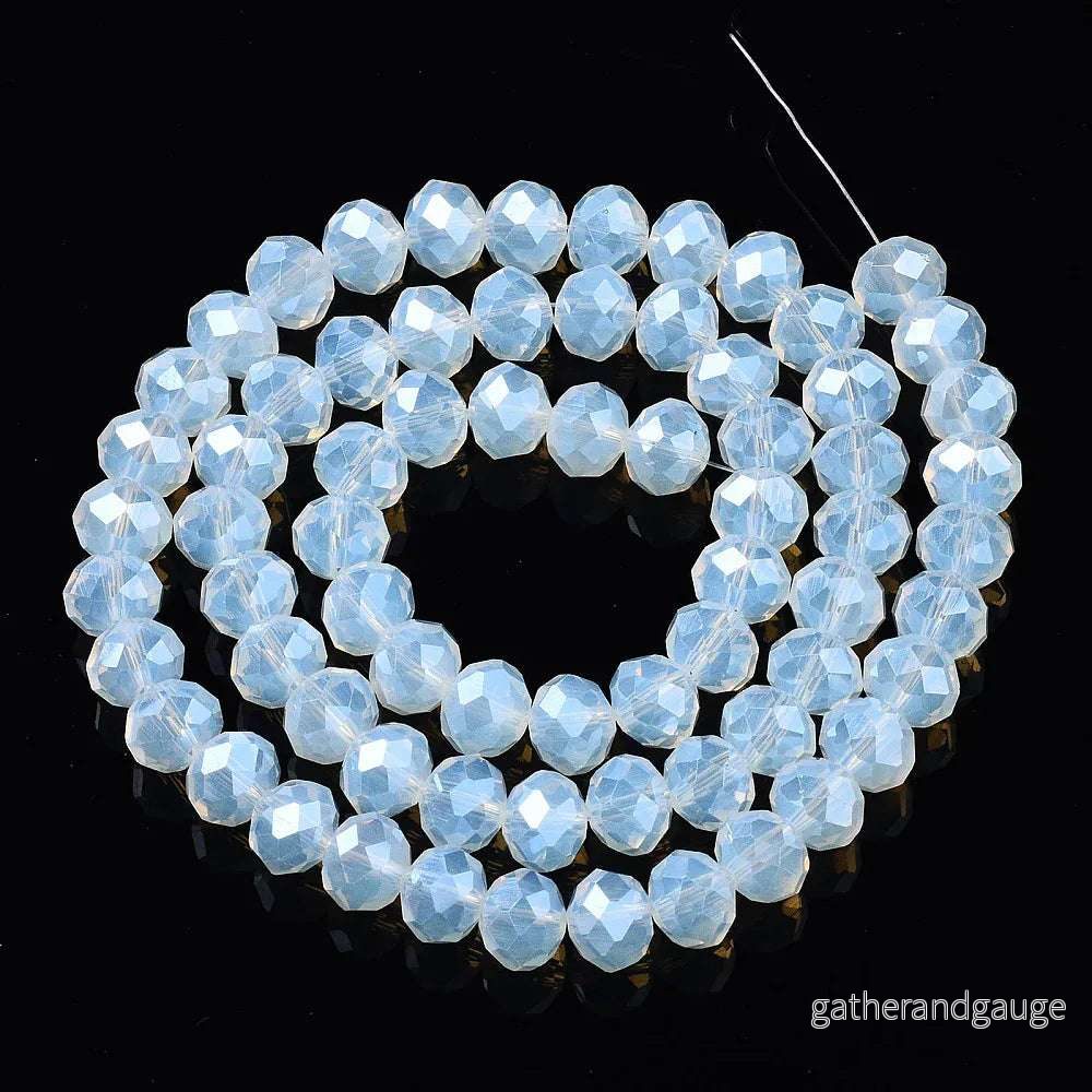 Facetterade glaspärlor – Halvopak vit 2×1,5mm, 1 sträng