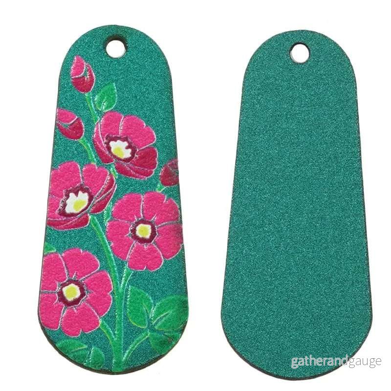 Hänge / Berlock Trä – Oval med Blommor, Petrol 15x36mm 1 styck Hänge / Berlock Trä – Oval med Blommor, Petrol 15x36mm 1 styck