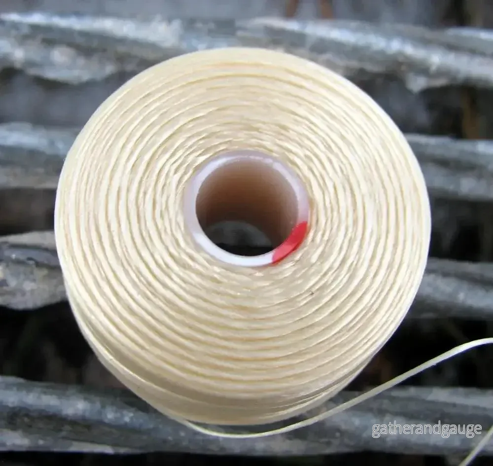 S-Lon Bead thread – Cream Strl D, 1 Rulle S-Lon Bead thread – Cream Strl D, 1 Rulle