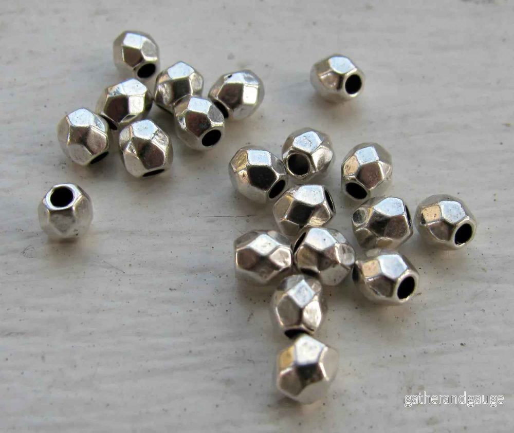 Mellandel Silverpläterad - Liten Kantig Rund 4mm 20-pack - Bild 2