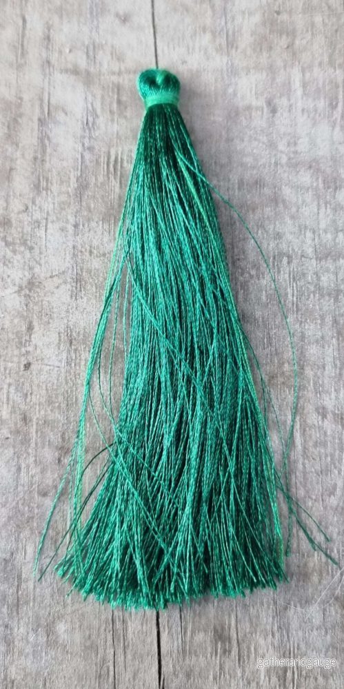 Hänge tassel polyester – Mörkgrön 90mm 1 styck