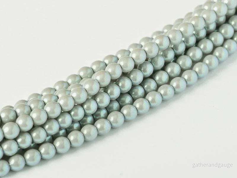 Tjeckiska Pearl Shell – Smoked Silver 2mm, 1 sträng