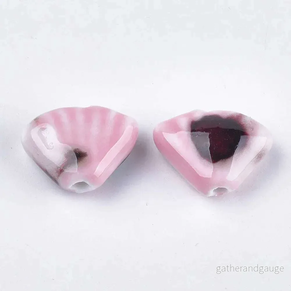 Porslinspärla - Triangelsnäcka Rosa med brunt 1 styck
