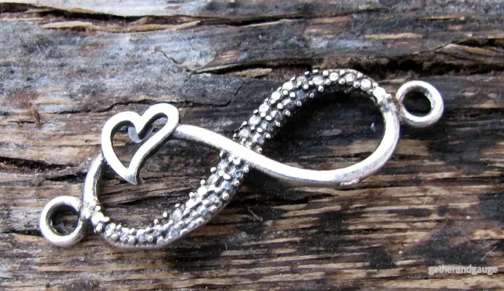 Connector Infinity – Evighetstecken Silverfärgad med Hjärta 1 styck