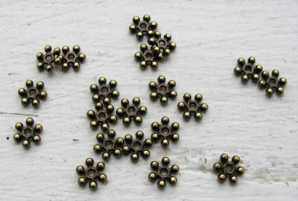 Mellandel Bronsfärgad - Platt Blomma 6,7mm, 20-pack