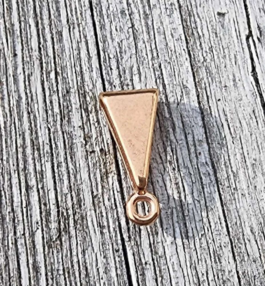 Berlockhållare 24k roséguldpläterad – Triangel större modell 12x7mm 1 styck Berlockhållare 24k roséguldpläterad – Triangel större modell 12x7mm 1 styck