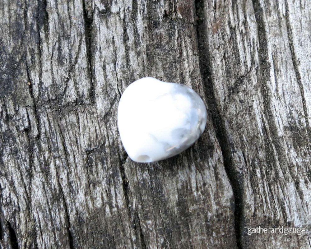 Howlite - Hjärta 10 mm 1 styck