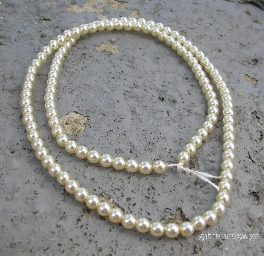 Tjeckiska vaxade glaspärlor – Cream 4mm, 1 sträng