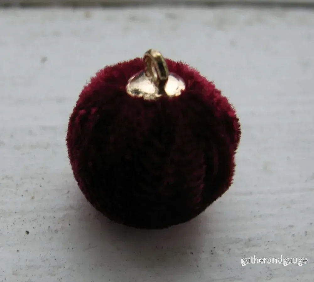 Hänge boll - Sammet Mörkröd 15mm 1 styck