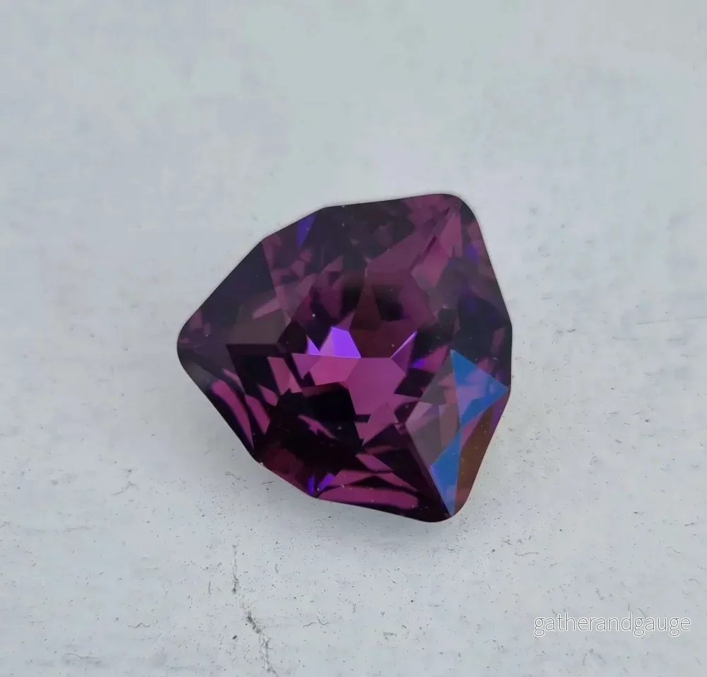 Swarovski Crystals Trilliant Fancy Stone (4706) – Amethyst 24 mm, 1 styck Swarovski Crystals Trilliant Fancy Stone (4706) – Amethyst 24 mm, 1 styck