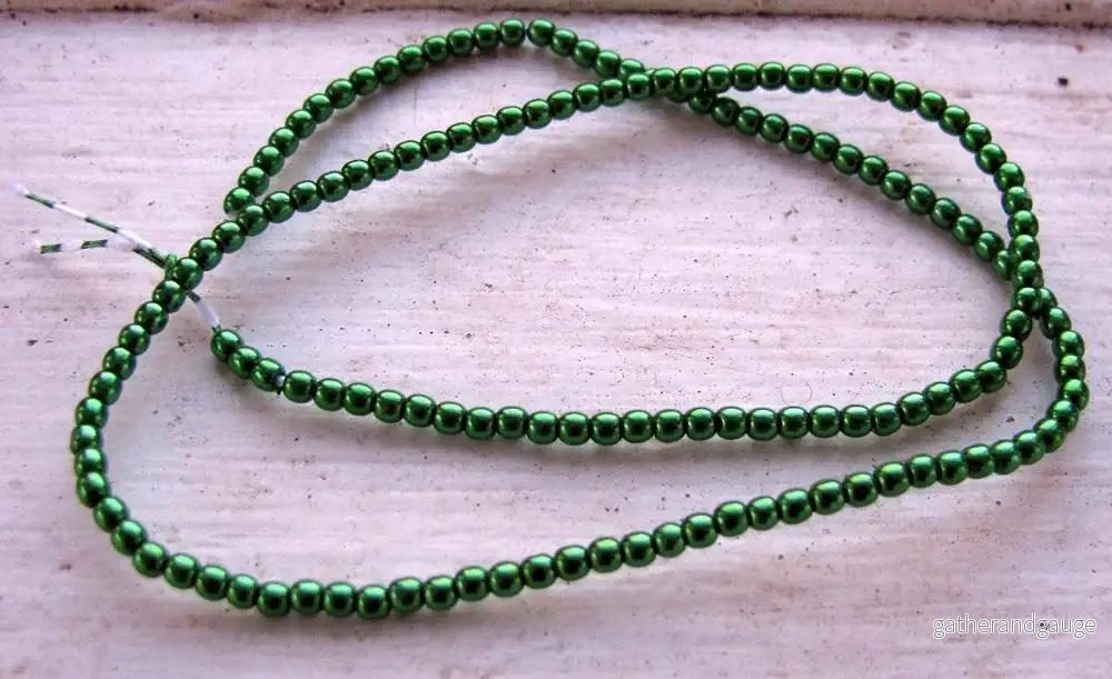 Tjeckiska vaxade glaspärlor - Xmas Green 2mm, 1 sträng - Bild 2