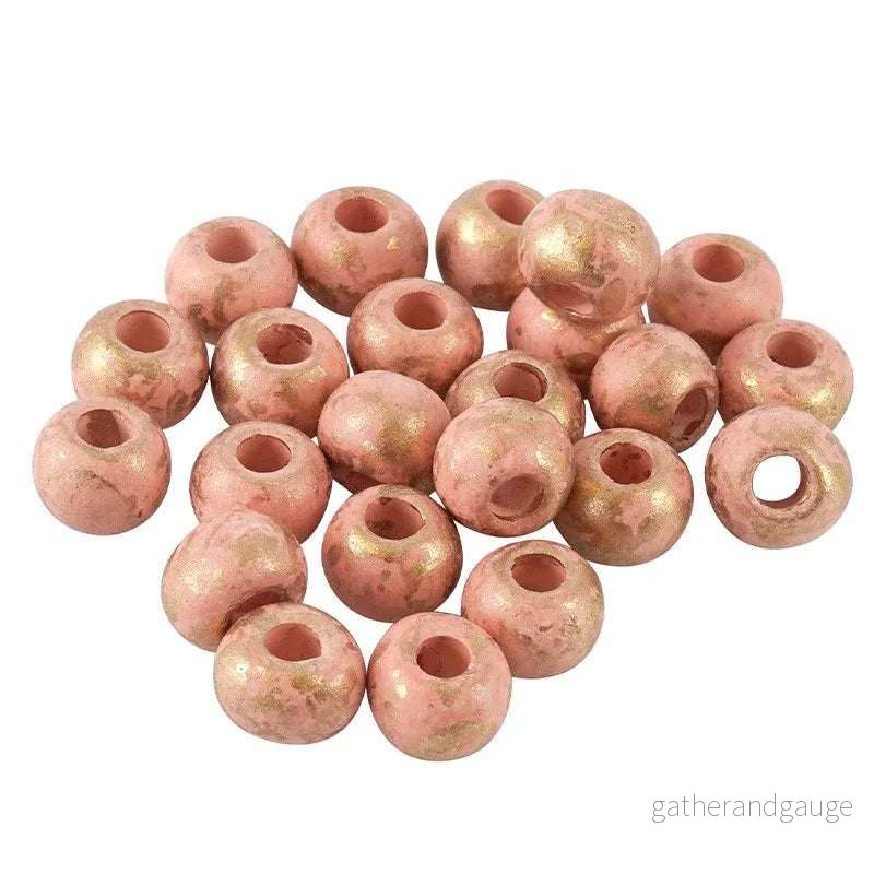 Porslinspärla – Rund rosa med guldstänk, 8mm 1 styck