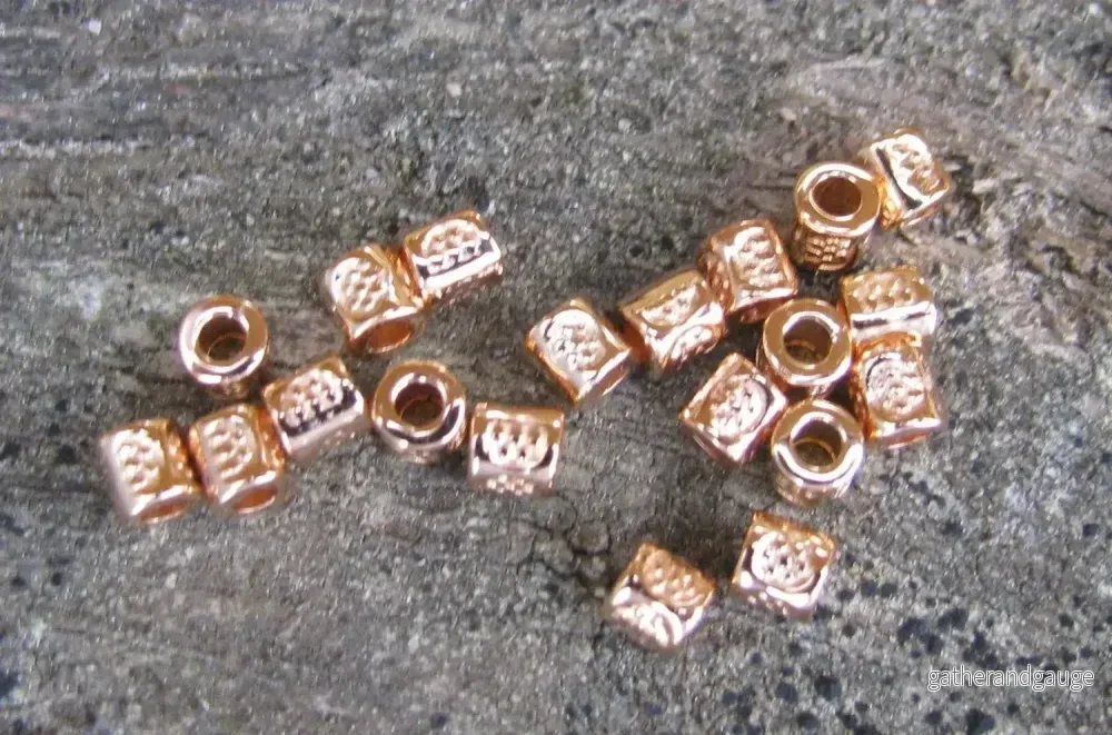 Mellandel Roséguldfärgad - Liten mönstrad cylinder 3mm, 20-pack