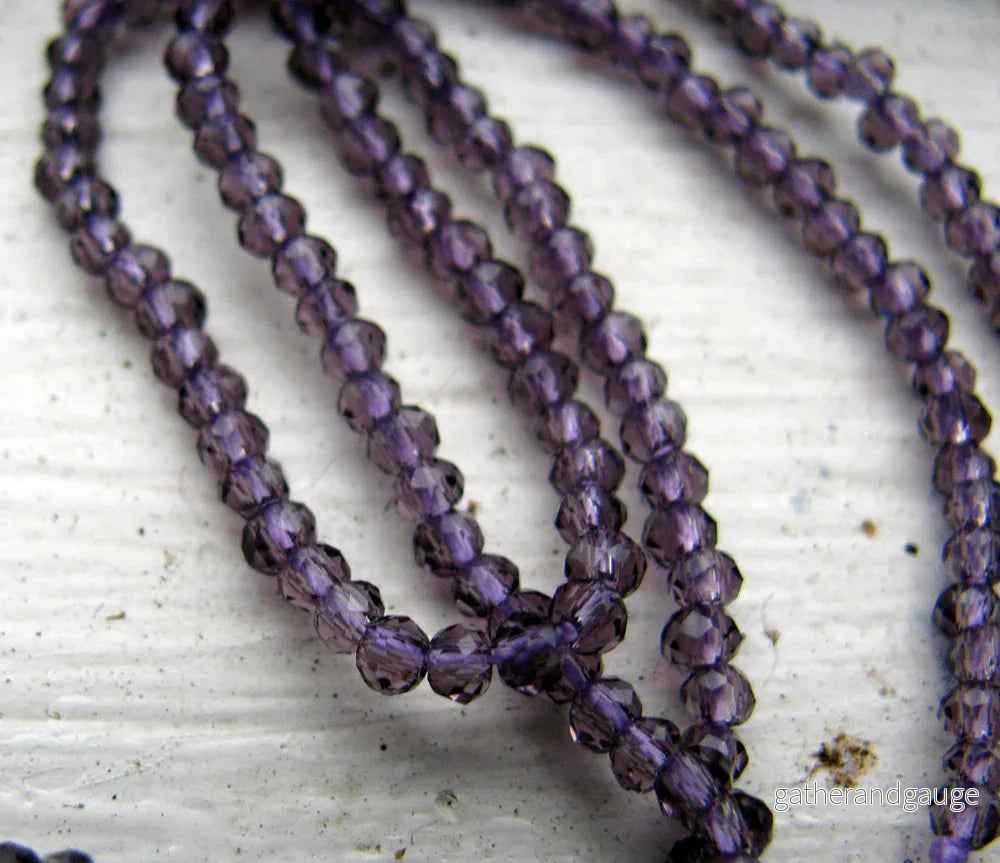 Facetterade glaspärlor - Lila 2,5x2mm 1 sträng