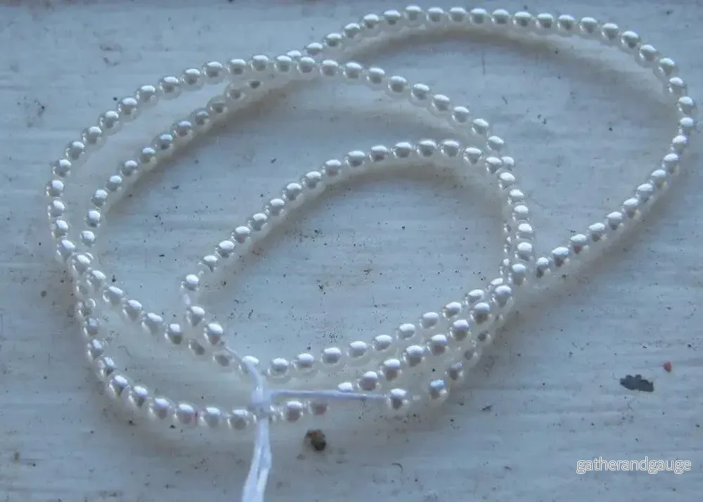 Tjeckiska vaxade glaspärlor - White 2mm, 1 sträng - Bild 2