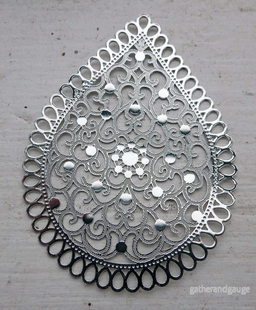 Berlock Silverfärgad – Stor droppe 63x45mm 1 styck Berlock Silverfärgad – Stor droppe 63x45mm 1 styck