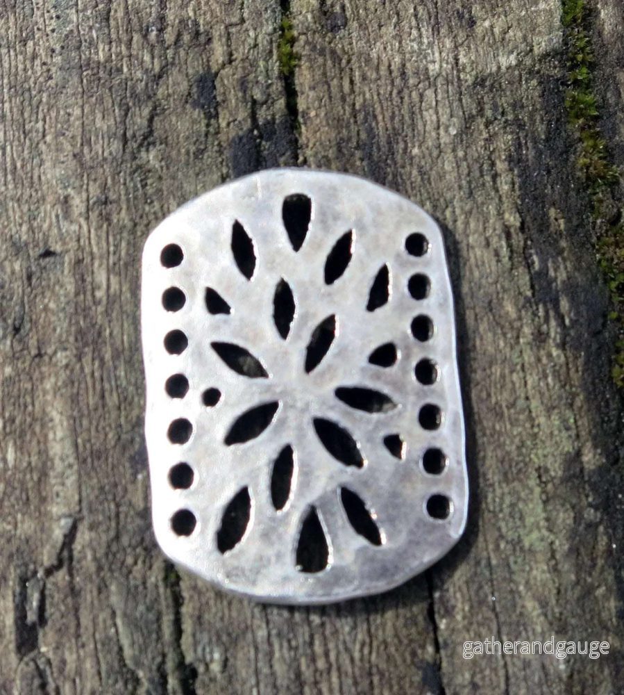Connector Silverfärgad – Rektangel med blomma 23x17mm 1 styck Connector Silverfärgad – Rektangel med blomma 23x17mm 1 styck