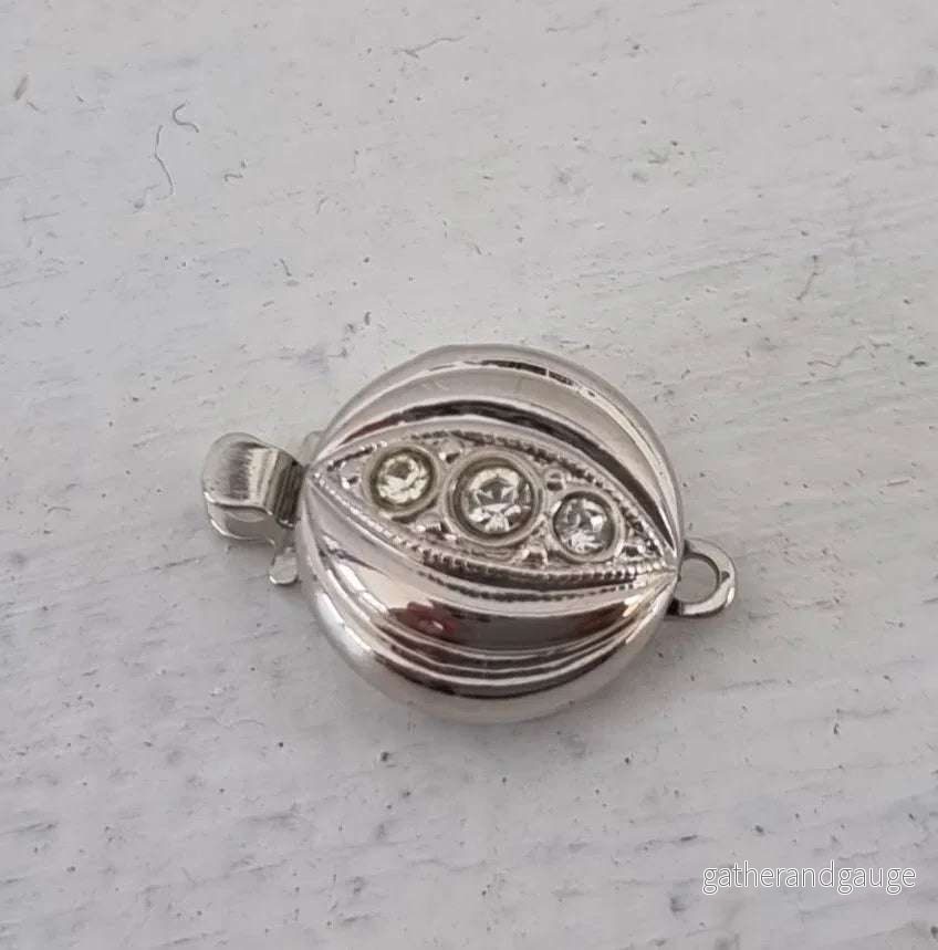 Claspgarten Instickslås - Platt rund med Swarovskikristaller 11mm 1 styck