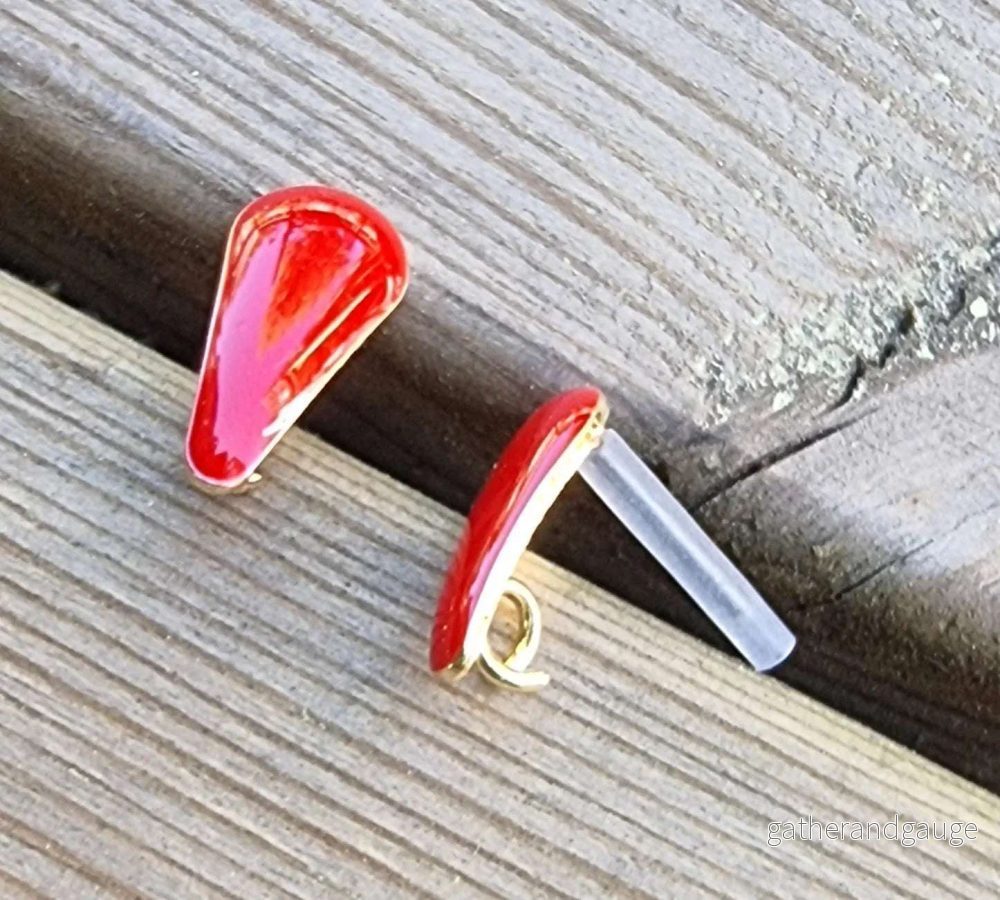 Örstickare Emalj – Röd droppe, 2-pack Örstickare Emalj – Röd droppe, 2-pack