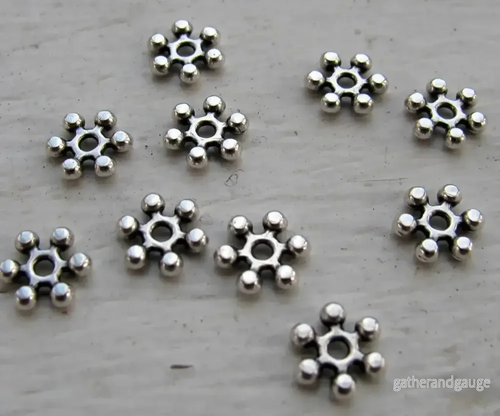 Mellandel Silverfärgad - Platt Blomma 6,7mm, 10-Pack - Bild 2