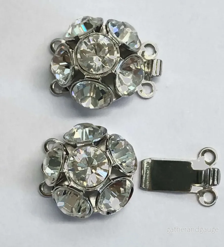 Claspgarten insticklås - Rund med Swarovski kristaller, rhodiumpläterad 15mm 3- radigt, 1 styck