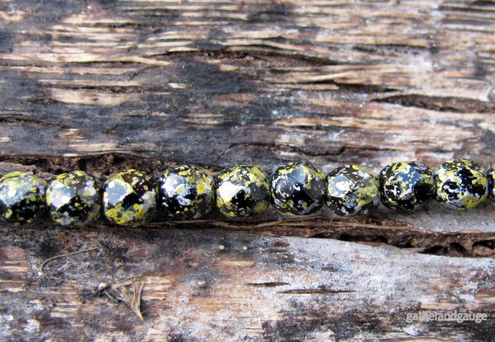 Tjeckiska Firepolish - Tweedy Yellow 4 mm, 1 sträng