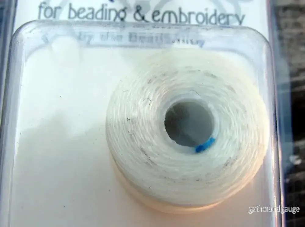 S-Lon Bead Thread - White / Vit strl AA, 1 Rulle - Bild 2