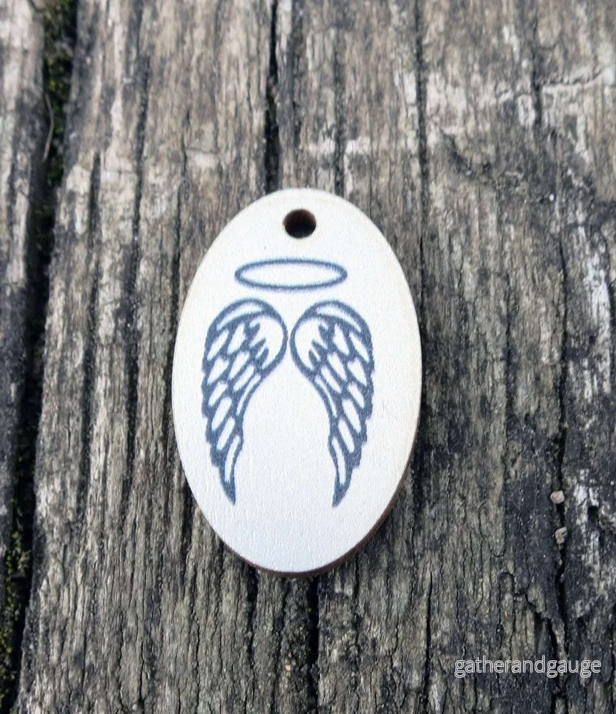 Hänge Trä - Oval med ängelvingar 25x15mm 1 styck