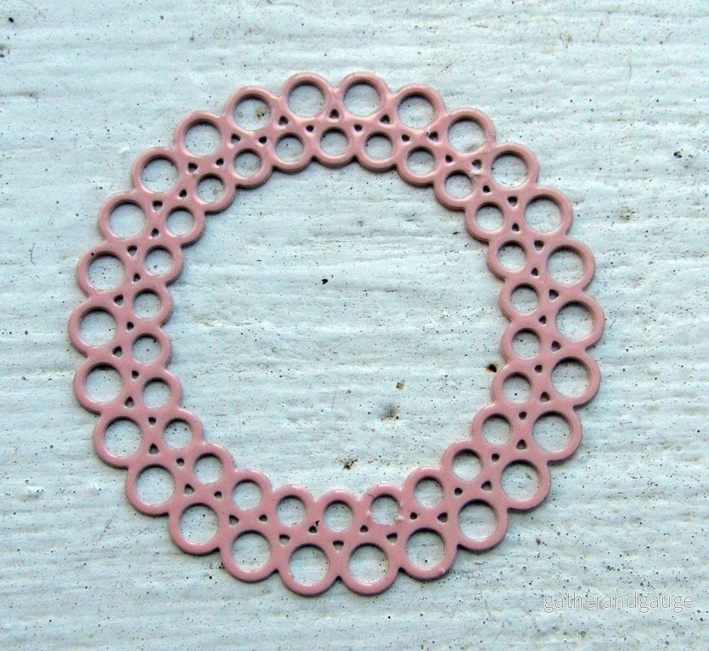 Berlock Rosa – Rund med cirklar 35mm 1 styck