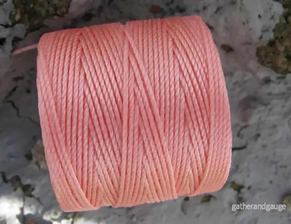 S-Lon Bead cord - Coral pink, 1 Rulle - Bild 2