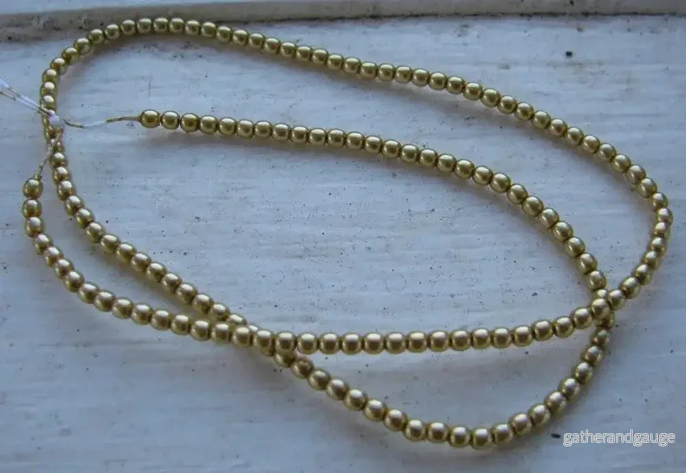 Tjeckiska vaxade glaspärlor - Gold 2mm, 1 sträng - Bild 2