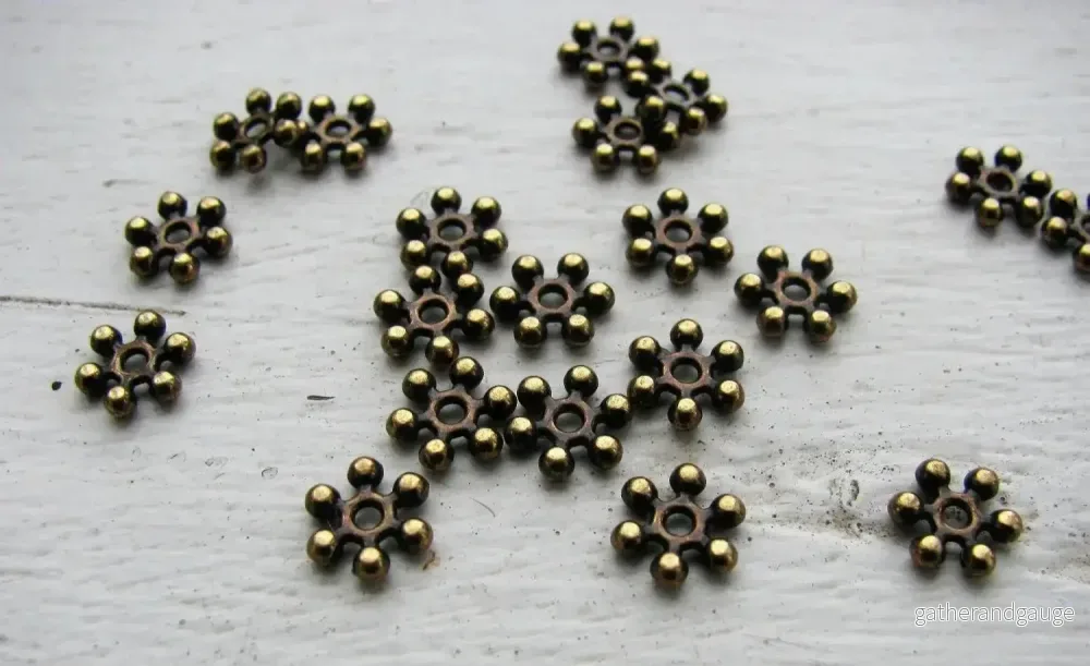 Mellandel Bronsfärgad - Platt Blomma 6,7mm, 20-pack - Bild 2