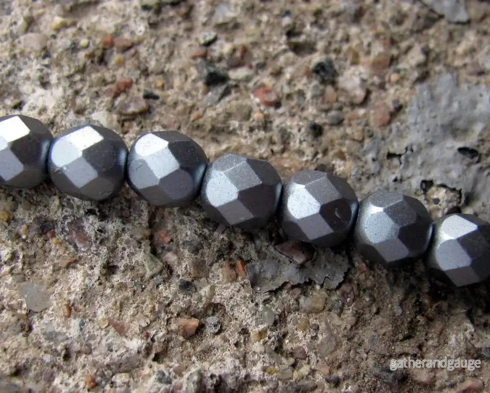 Tjeckiska Firepolish – Pastel Grey / Silver 6mm, 1 sträng Tjeckiska Firepolish – Pastel Grey / Silver 6mm, 1 sträng