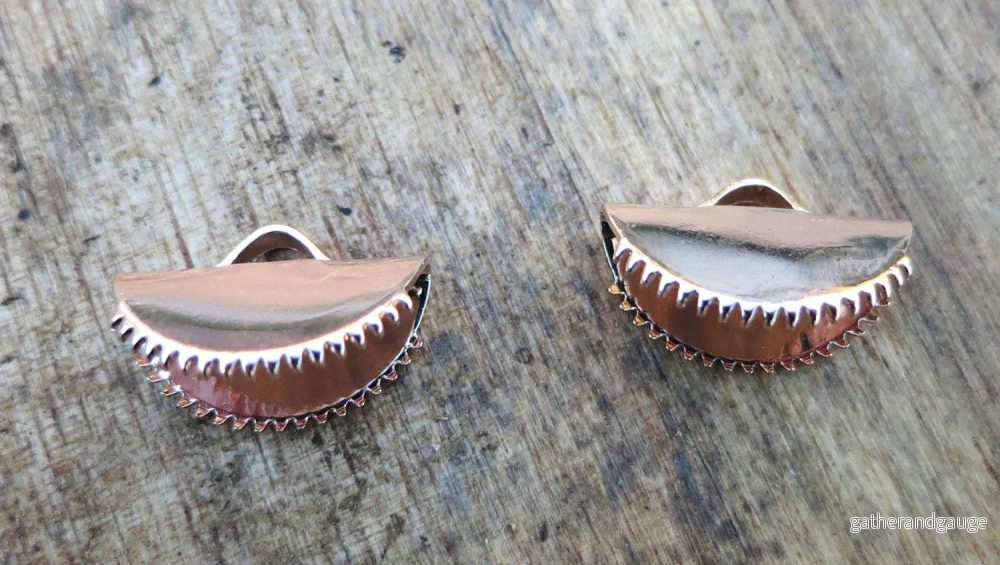 Ändfäste platta band roséguldfärgad - Rund modell med taggar, 15 mm, 2-pack