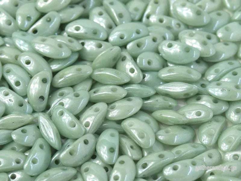 Mobyduo® – Chalk White Teal Luster 3x8mm, 25-pack Mobyduo® – Chalk White Teal Luster 3x8mm, 25-pack