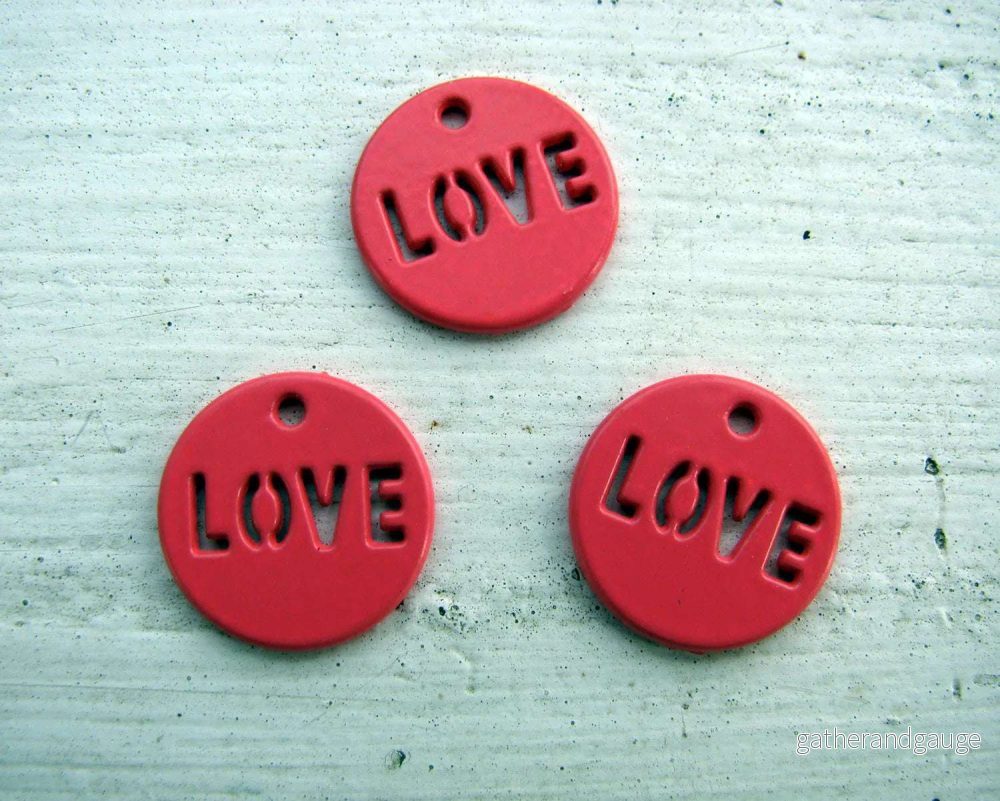 Berlock Korall metall - Rund LOVE, 14mm, 3-pack - Bild 2