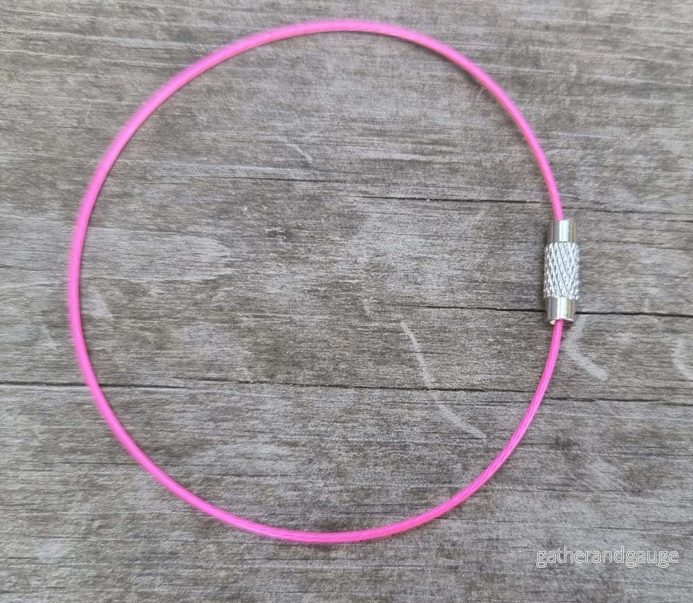 Wire Armband – Fuchsia 1mm 1 styck Wire Armband – Fuchsia 1mm 1 styck