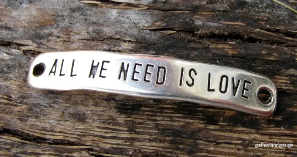 Connector Silverfärgat – All we need is love 40x7mm 1 styck Connector Silverfärgat – All we need is love 40x7mm 1 styck