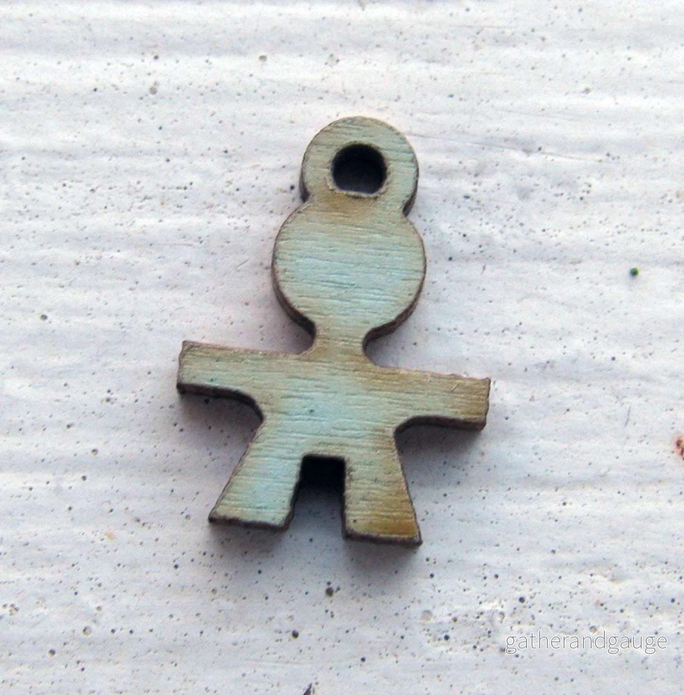 Hänge Trä - Pojke Ljusblå 11x12mm 1 styck