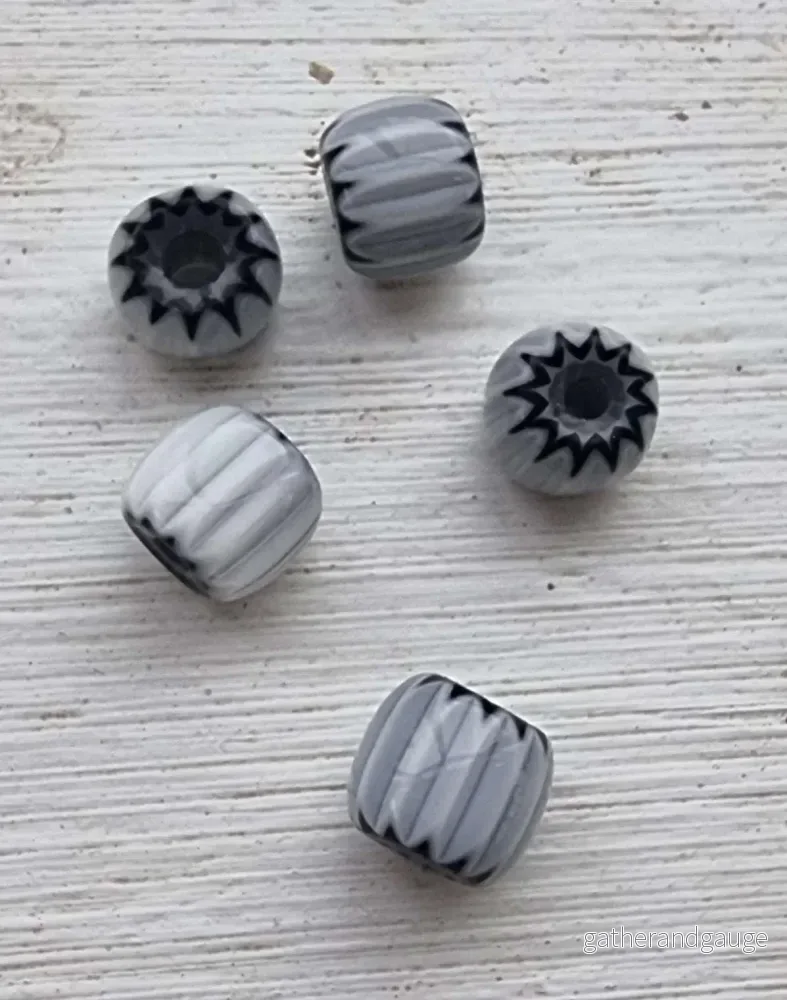 Glaspärlor Murano - Svart/vit tub 6mm, 5-pack - Bild 2