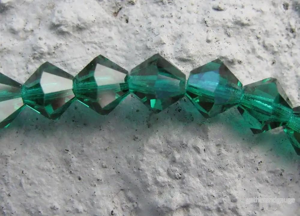 Tjeckiska MC Bicone - Emerald 6 mm, 1 sträng