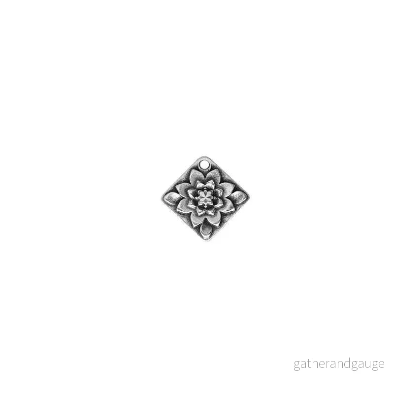 Berlock silverfärgad - Romb med blomma 22mm 1 styck