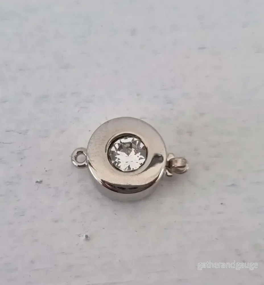 Claspgarten Instickslås – Platt rund med Swarovskikristall 12mm 1 styck Claspgarten Instickslås – Platt rund med Swarovskikristall 12mm 1 styck