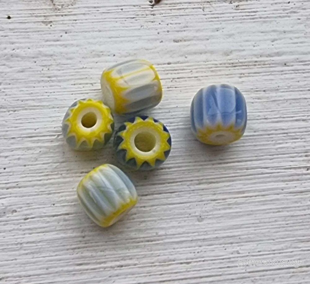 Glaspärlor Murano – Blå/gul tub 6mm, 5-pack