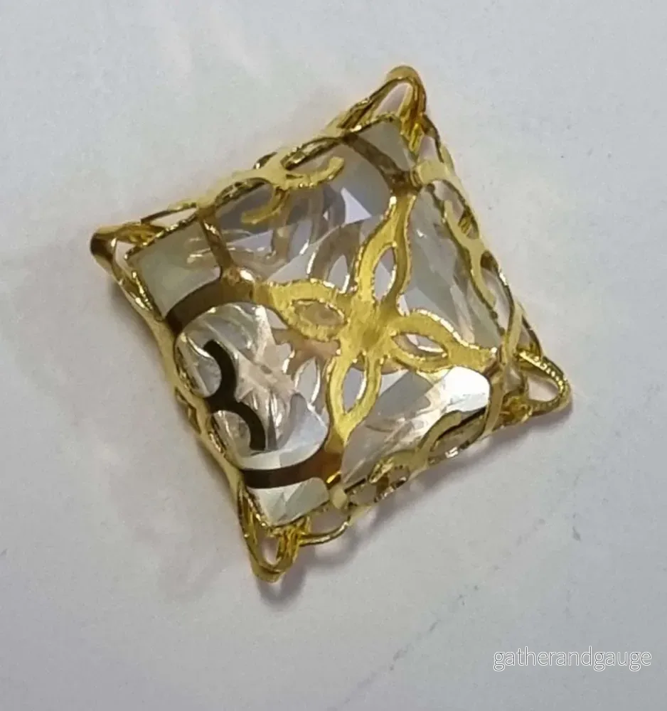 Glassten med infattning – Guldfärgad med klar sten 15mm 1 styck Glassten med infattning – Guldfärgad med klar sten 15mm 1 styck