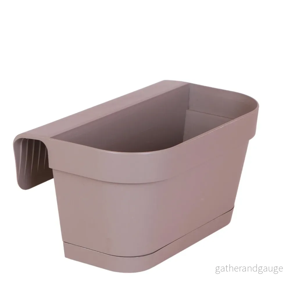 Balkongkruka i taupe plast med upphängningssystem – 36cm bred Balkongkruka i taupe plast med upphängningssystem – 36cm bred