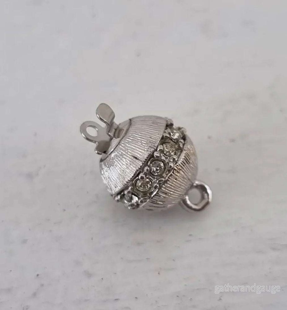 Claspgarten Instickslås – Rund med Strasstenar Silverfärgad, 10mm 1 styck Claspgarten Instickslås – Rund med Strasstenar Silverfärgad, 10mm 1 styck