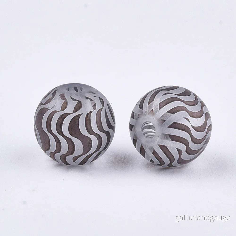 Glaspärla Rund – Randigt mönster Coconut brown 8mm 1 styck