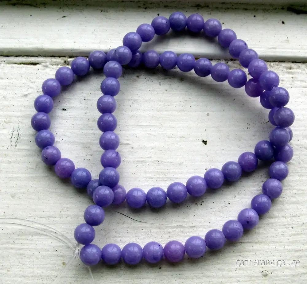 Jade Rund - Ljuslila 6mm, 1 Sträng