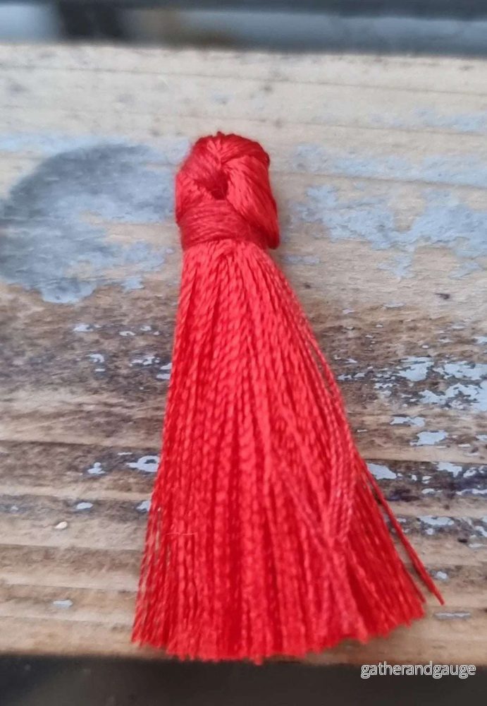 Hänge tassel polyester - Röd 35mm 1 styck